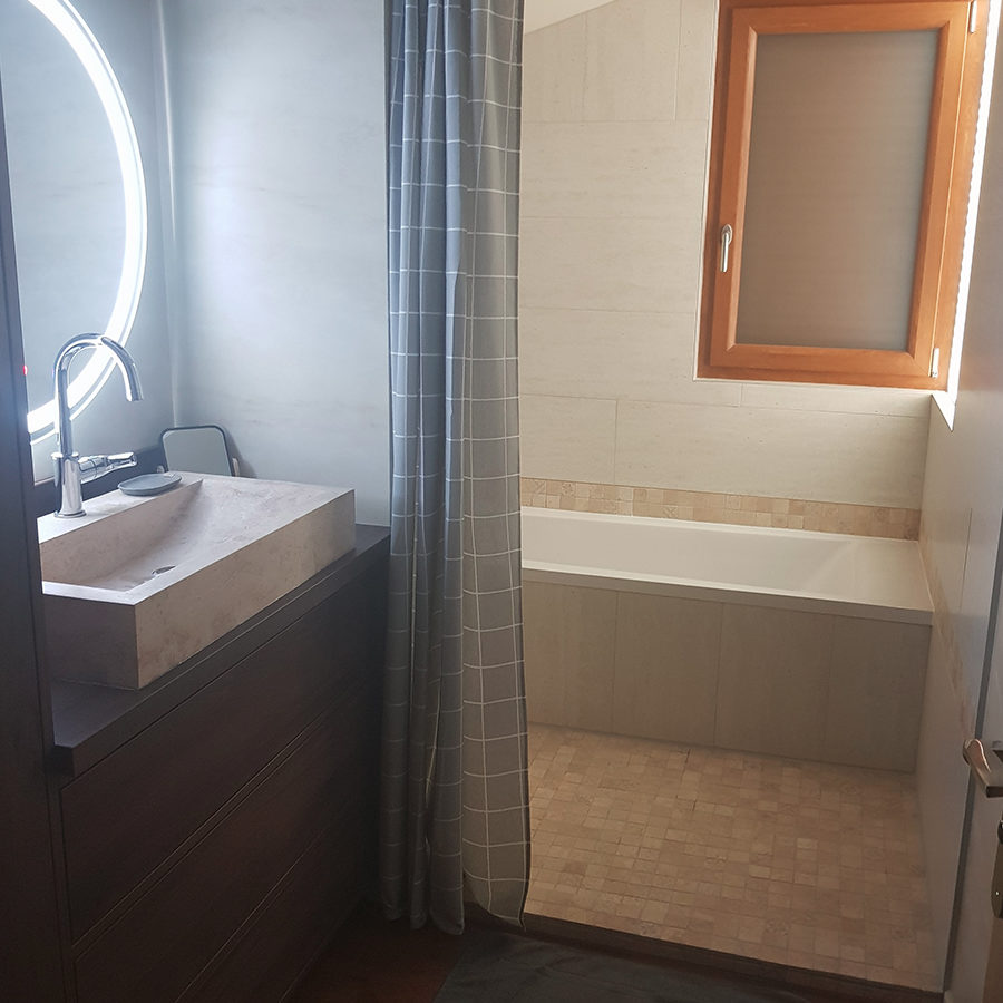 Conception, agencement et décoration d'une salle de bain | Cranves-Sales, 74 SDB vue nuit • Damien Jore