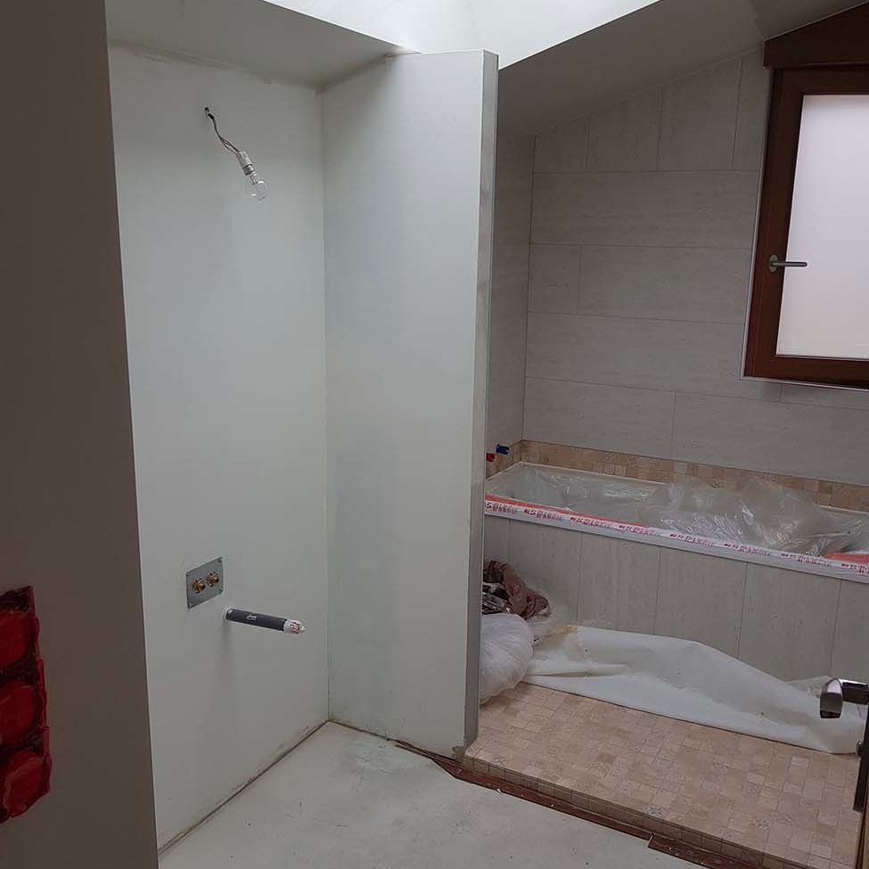 Conception, agencement et décoration d'une salle de bain | Cranves-Sales, 74 photo avant peinture • Damien Jore