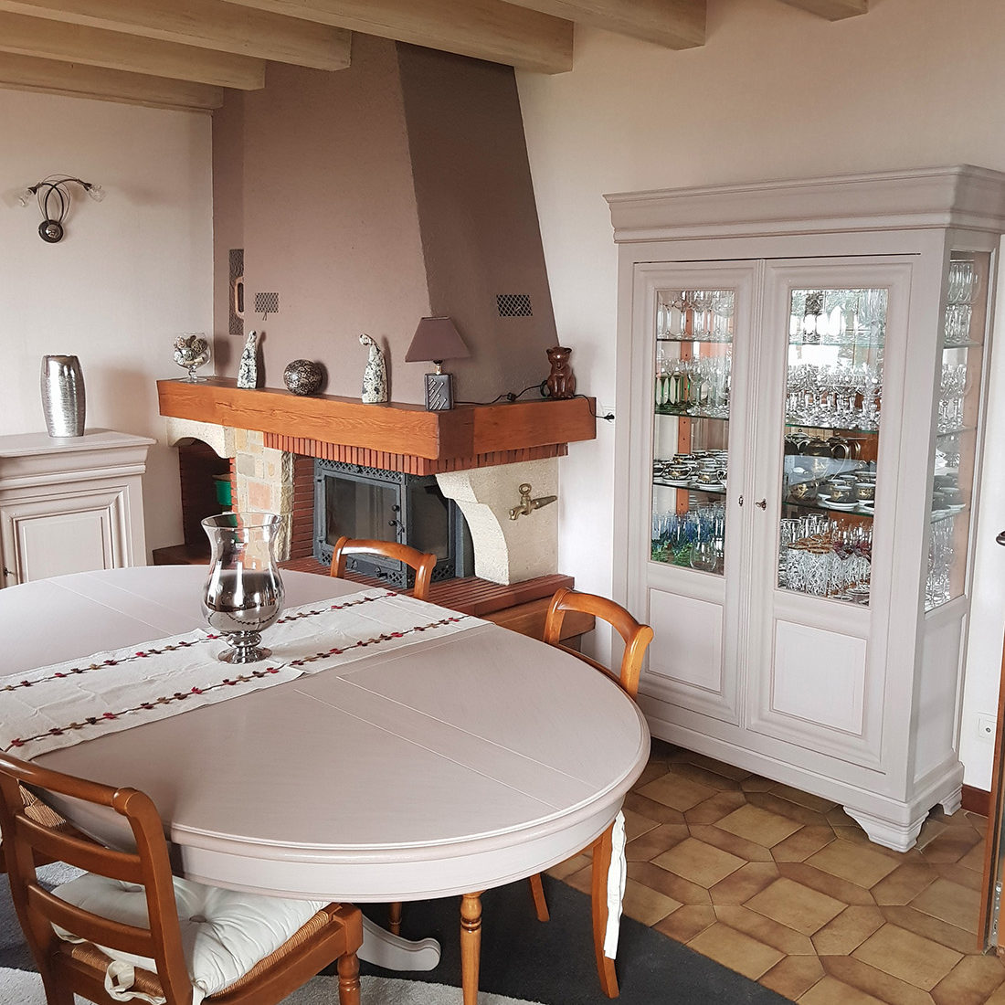 Relooking d’une salle à manger et de son mobilier | Vuiz-en-sallaz, 74 vue cheminee poutres meubles • Damien Jore