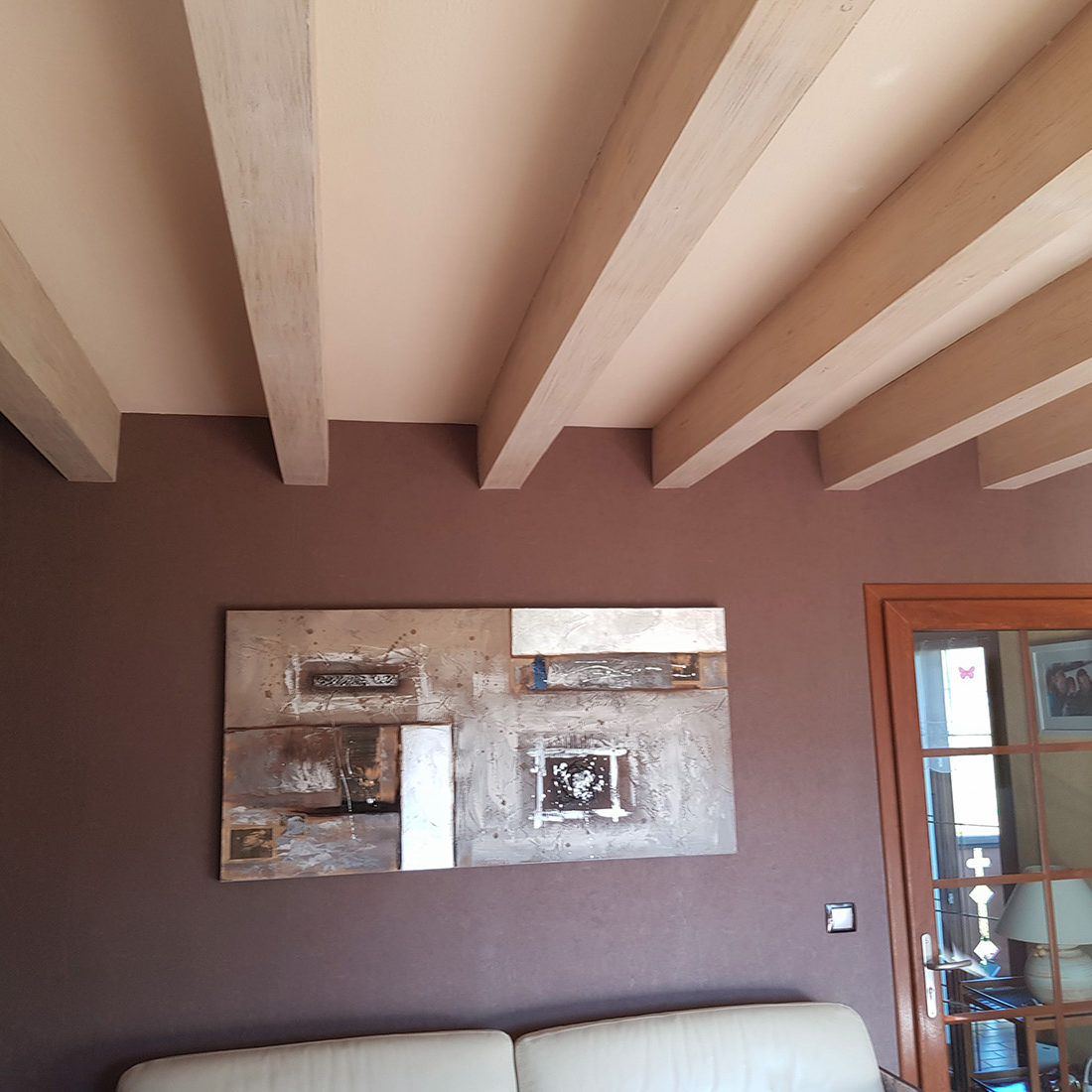 Relooking d’une salle à manger et de son mobilier | Vuiz-en-sallaz, 74 vue murs fonce poutres blanchies • Damien Jore