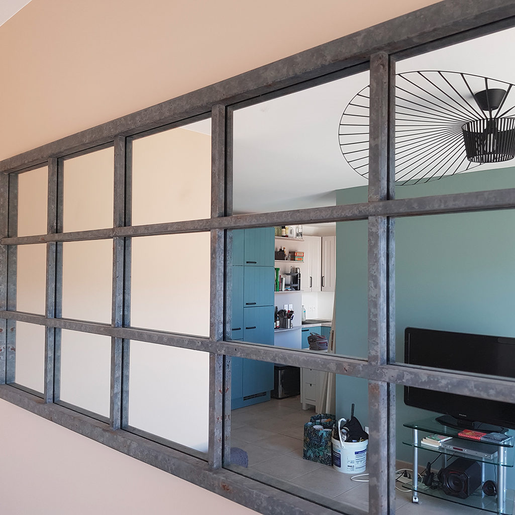 Conception d'un meuble de salon et mise en peinture des murs de l'appartement | St Julien-en-Genevois, 74 vue salon couleur nude et vert amande • Damien Jore