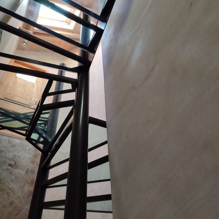 Imitation de pierre dans une belle cage d'escalier avec marches en verre | Cranves-Sales, 74 IMG 20220404 122631 scaled e1649074664907 • Damien Jore