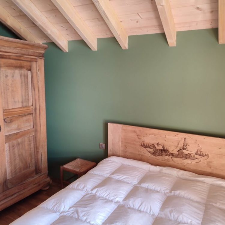 Une prestation décorative sur mesure | Manigod, 74 chambre verte farrow scaled e1672763416728 • Damien Jore