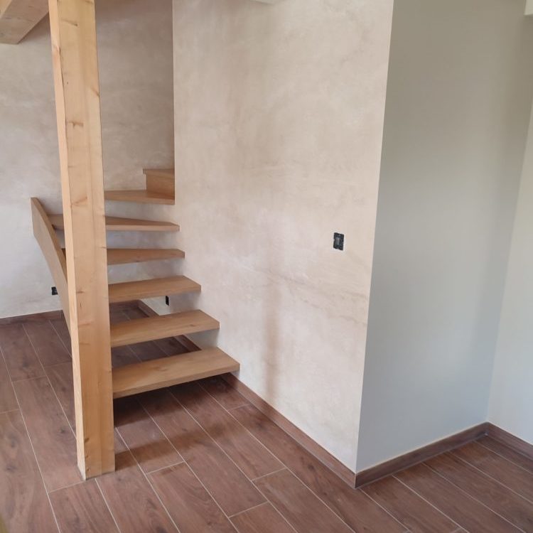 Une prestation décorative sur mesure | Manigod, 74 montee descalier scaled e1672764165741 • Damien Jore