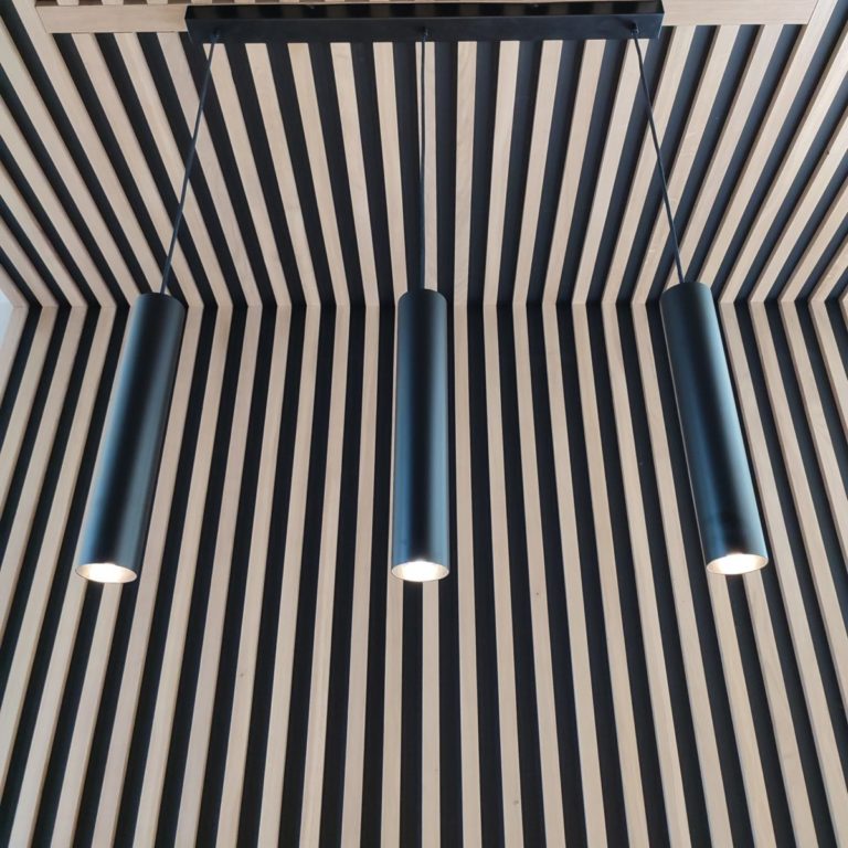 Réalisations detail habillage chene restaurant scaled e1679932172142 • Damien Jore