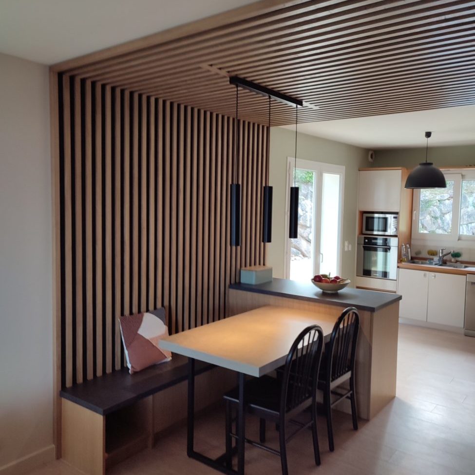 Création d'un nouvel espace et décoration des pièces de vie | Collonges-sous-Salève, 74 habillage chene restaurant scaled e1679932046989 • Damien Jore