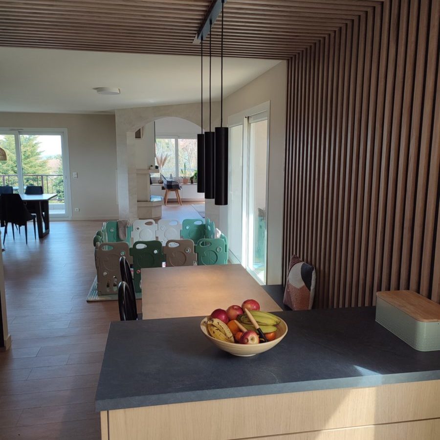Création d'un nouvel espace et décoration des pièces de vie | Collonges-sous-Salève, 74 ilot repas clair voie scaled e1679932064751 • Damien Jore