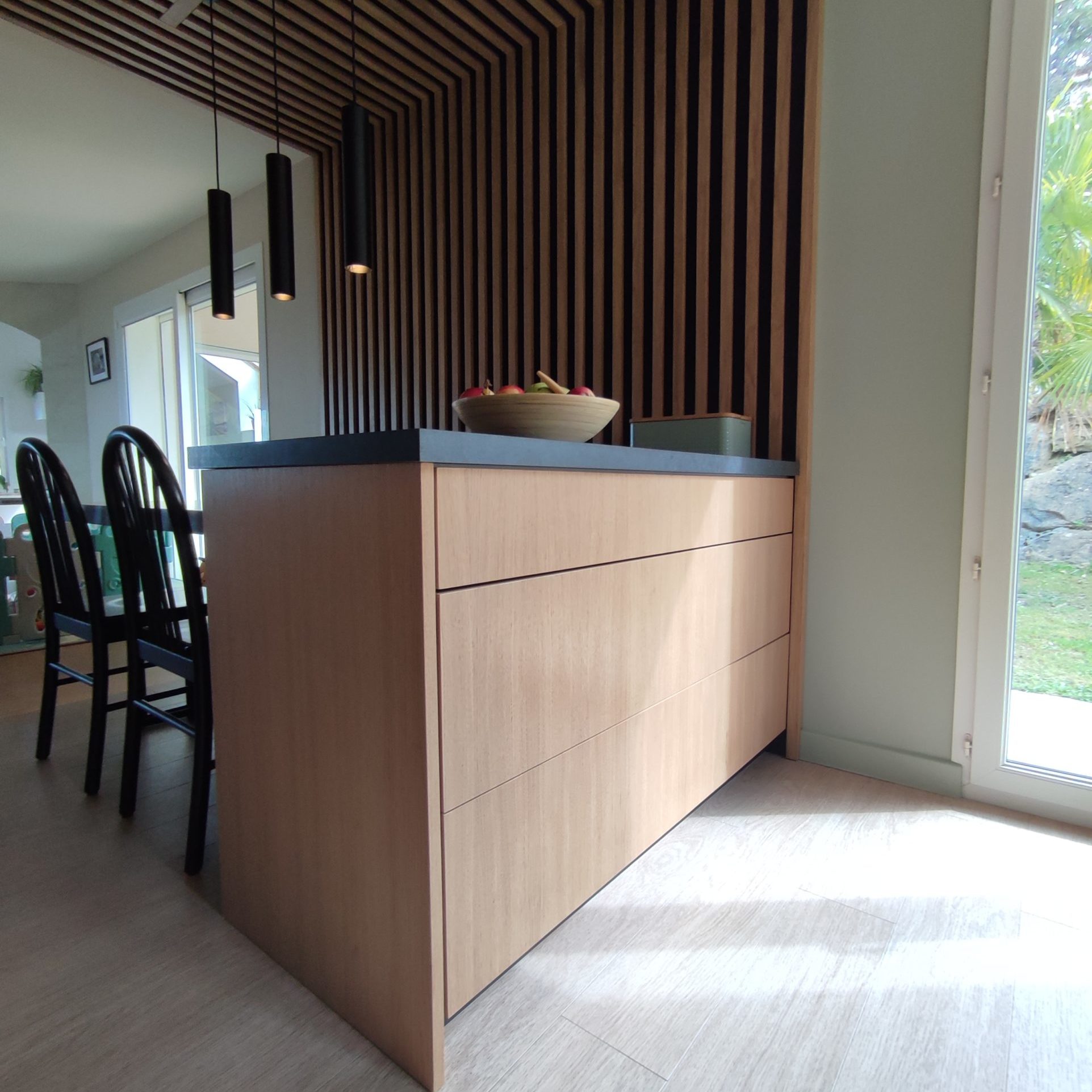 Création d'un nouvel espace et décoration des pièces de vie | Collonges-sous-Salève, 74 meuble rangement restaurant scaled • Damien Jore