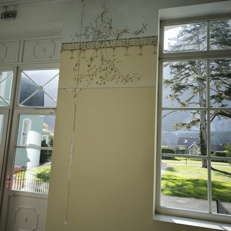 Restauration décorative – Hall de résidence | Etrembières, 74 damien jore reconstitution fresque haute savoie 1 • Damien Jore