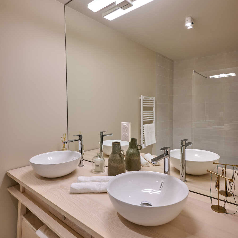 Aménagement d'un appartement avec fresque décorative | Sallanches, 74 relooking appartement haute savoie damien jore 2025 2 • Damien Jore