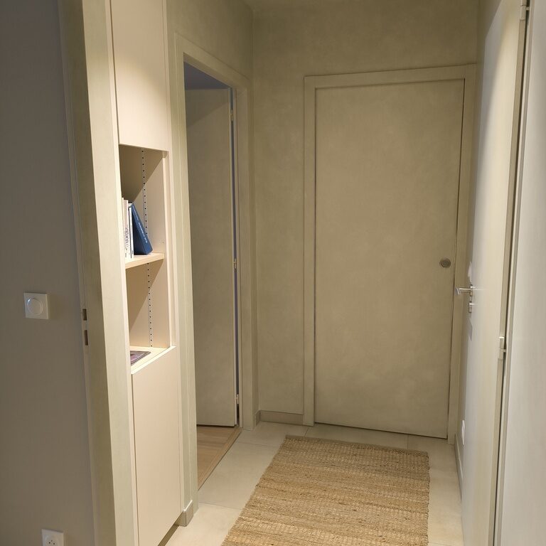 Aménagement d'un appartement avec fresque décorative | Sallanches, 74 relooking appartement haute savoie damien jore 2025 8 • Damien Jore